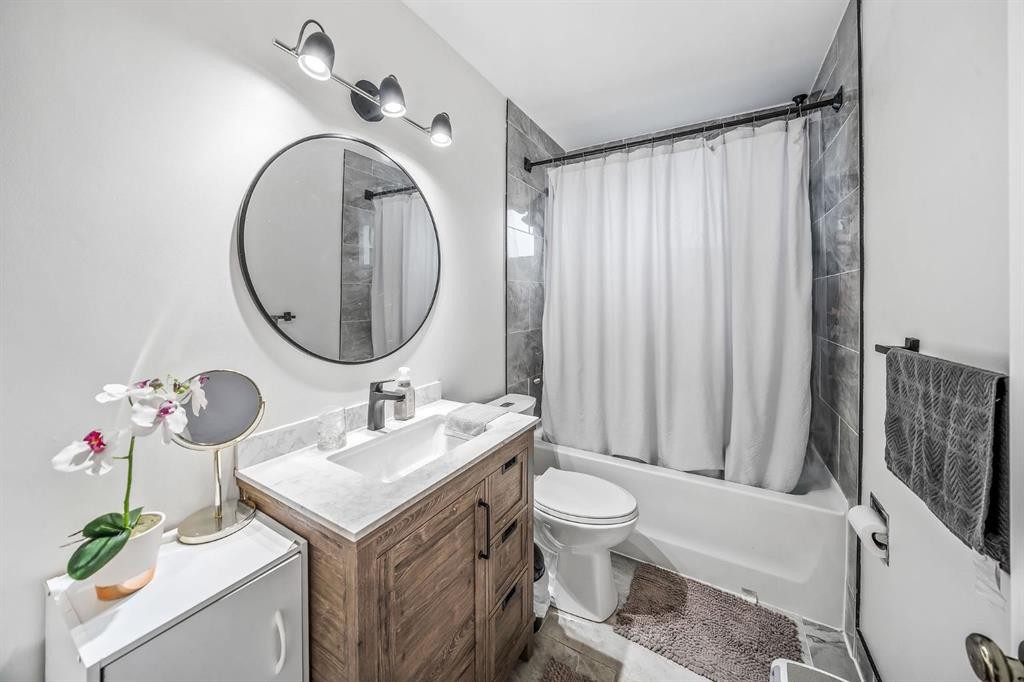 703 Millar Road Ne, Calgary, AB - Indoor Photo Showing Bathroom