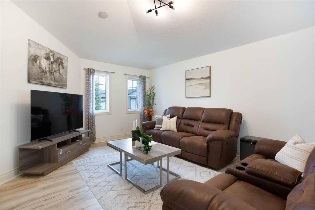 1153 Kingston Crescent Se, Airdrie, AB - Indoor Photo Showing Living Room