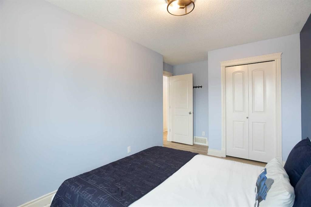 1153 Kingston Crescent Se, Airdrie, AB - Indoor Photo Showing Bedroom
