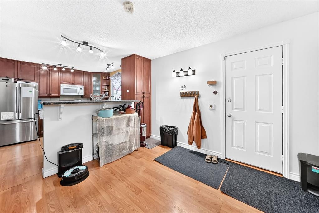 983 Rundlecairn Way Ne, Calgary, AB - Indoor Photo Showing Kitchen