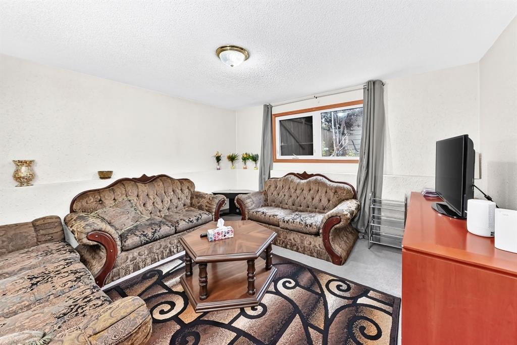 983 Rundlecairn Way Ne, Calgary, AB - Indoor Photo Showing Living Room