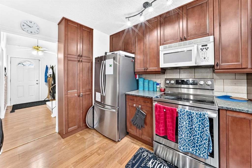 983 Rundlecairn Way Ne, Calgary, AB - Indoor Photo Showing Kitchen
