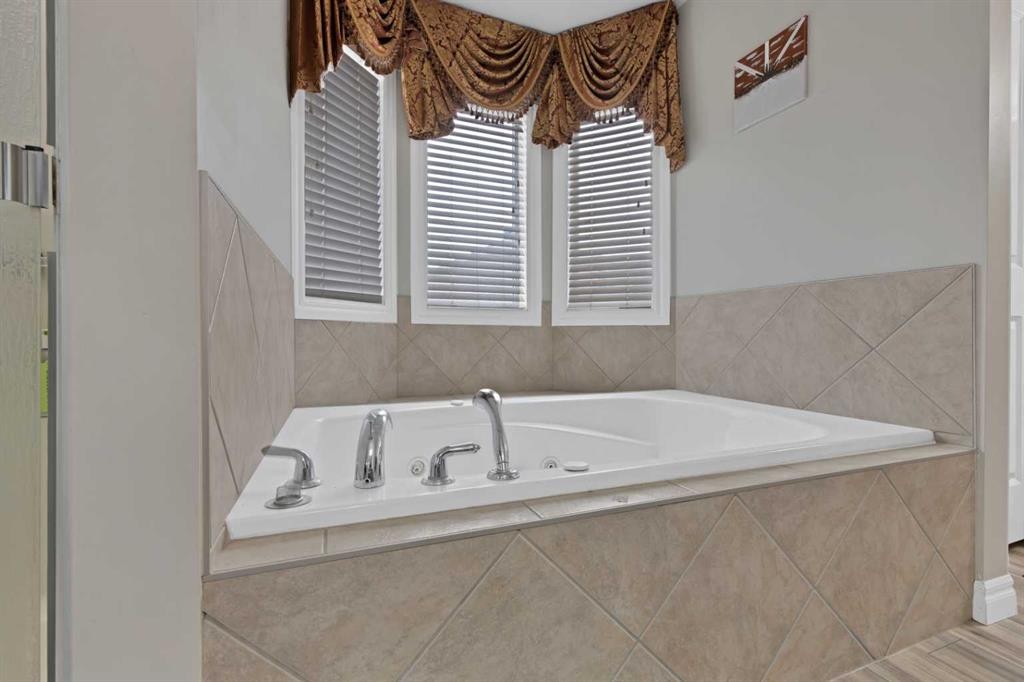 77 Saddleland Drive Ne, Calgary, AB - Indoor Photo Showing Bathroom