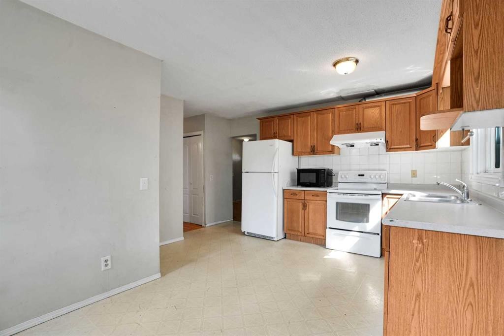 888 Rundlecairn Way Ne, Calgary, AB - Indoor Photo Showing Kitchen With Double Sink