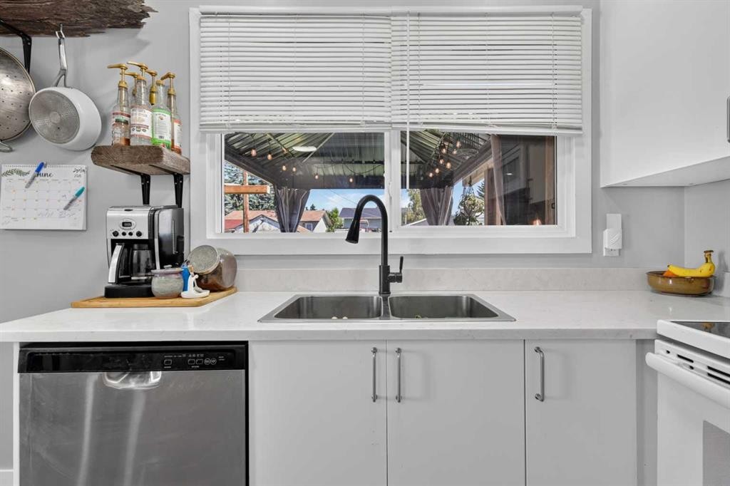 24 Penworth Crescent Se, Calgary, AB - Indoor Photo Showing Kitchen With Double Sink