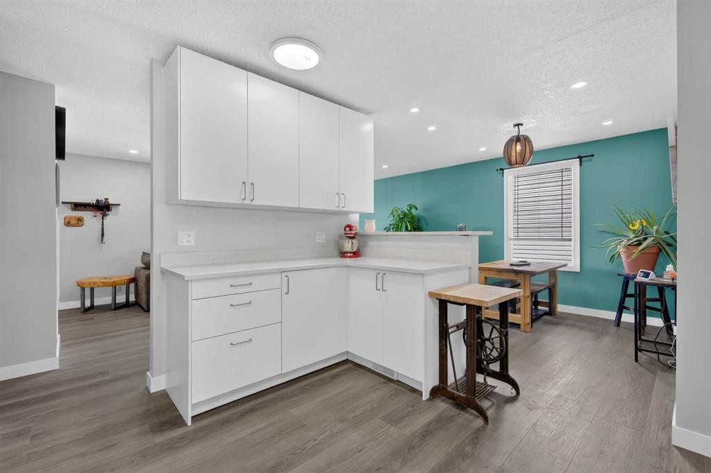 24 Penworth Crescent Se, Calgary, AB - Indoor Photo Showing Kitchen