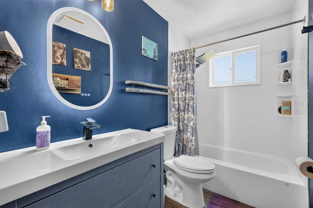 24 Penworth Crescent Se, Calgary, AB - Indoor Photo Showing Bathroom