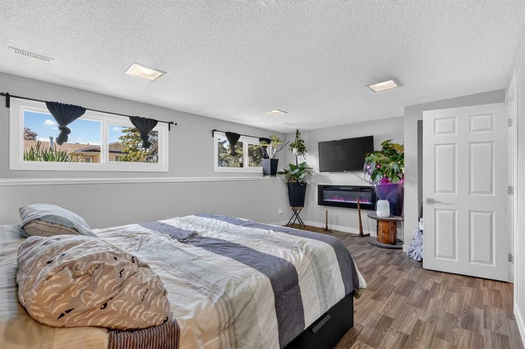 24 Penworth Crescent Se, Calgary, AB - Indoor Photo Showing Bedroom