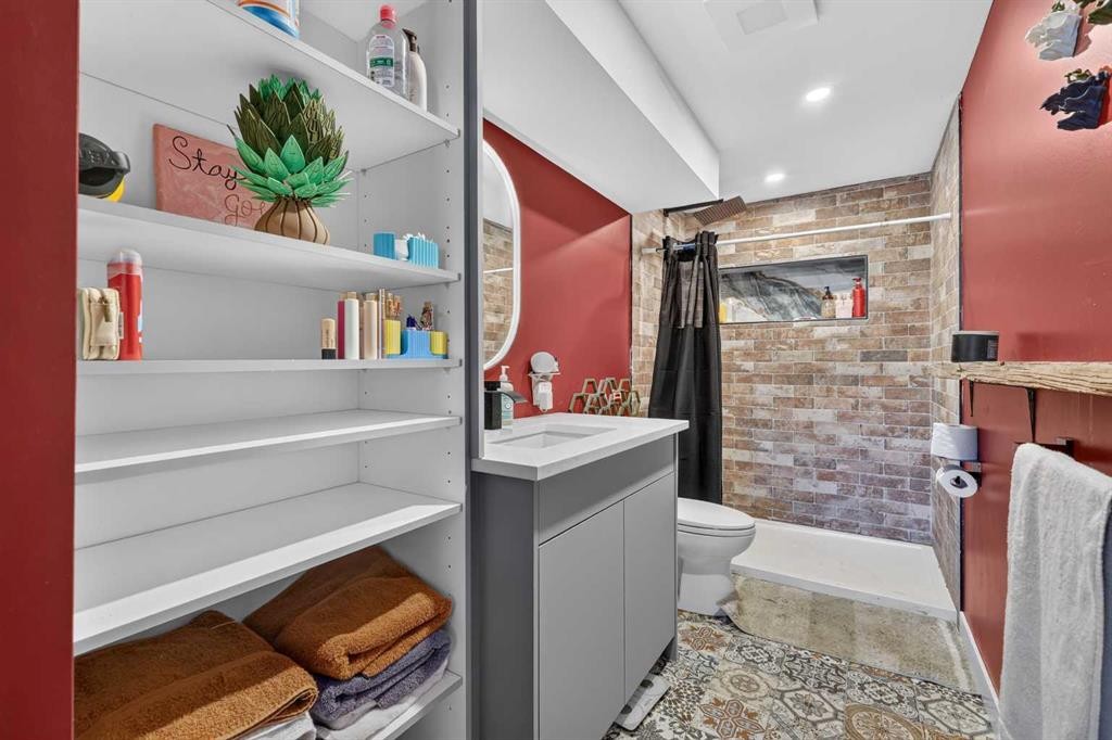 24 Penworth Crescent Se, Calgary, AB - Indoor Photo Showing Bathroom