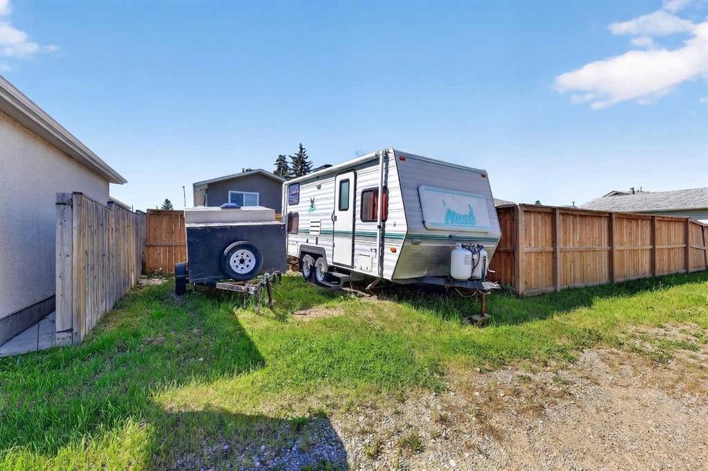 24 Penworth Crescent Se, Calgary, AB - Outdoor