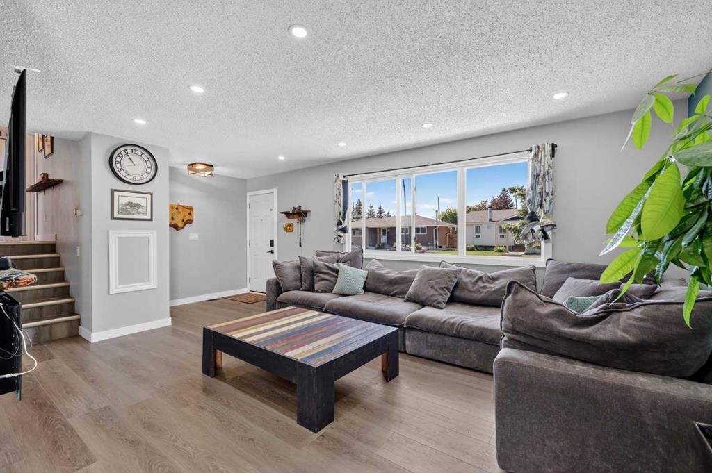 24 Penworth Crescent Se, Calgary, AB - Indoor Photo Showing Living Room
