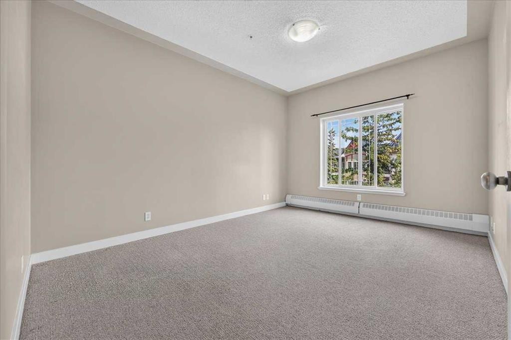 537-10 Discovery Ridge Close Sw, Calgary, AB - Indoor Photo Showing Other Room