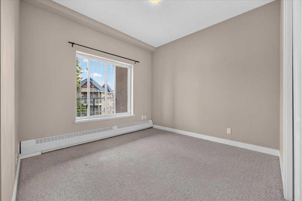 537-10 Discovery Ridge Close Sw, Calgary, AB - Indoor Photo Showing Other Room