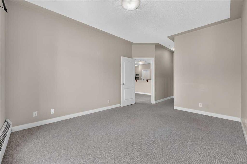 537-10 Discovery Ridge Close Sw, Calgary, AB - Indoor Photo Showing Other Room