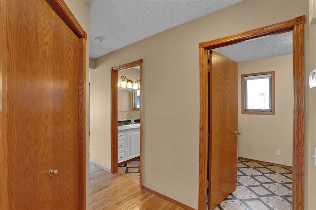 62 West Mitford Crescent, Cochrane, AB - Indoor Photo Showing Other Room