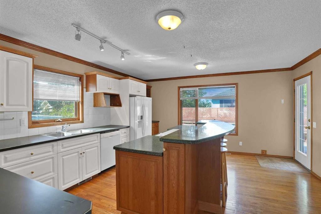 62 West Mitford Crescent, Cochrane, AB - Indoor Photo Showing Kitchen