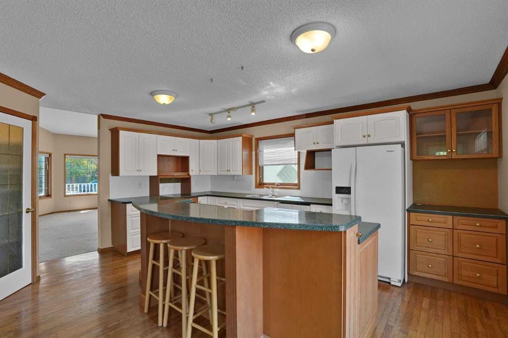 62 West Mitford Crescent, Cochrane, AB - Indoor Photo Showing Kitchen