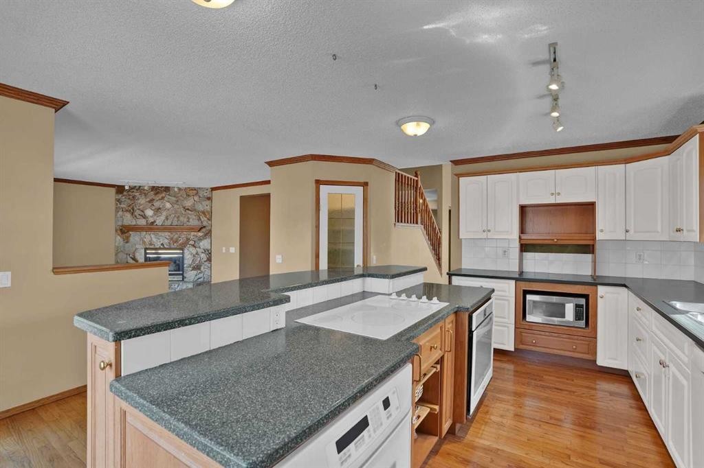 62 West Mitford Crescent, Cochrane, AB - Indoor Photo Showing Kitchen