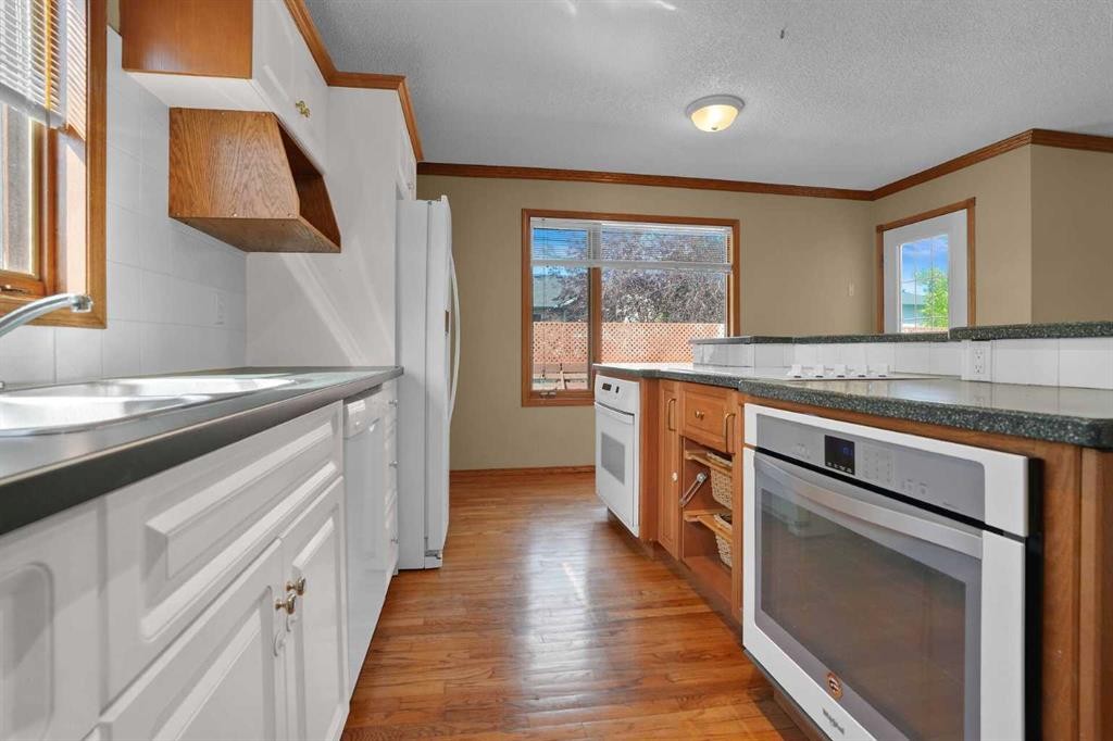 62 West Mitford Crescent, Cochrane, AB - Indoor Photo Showing Kitchen