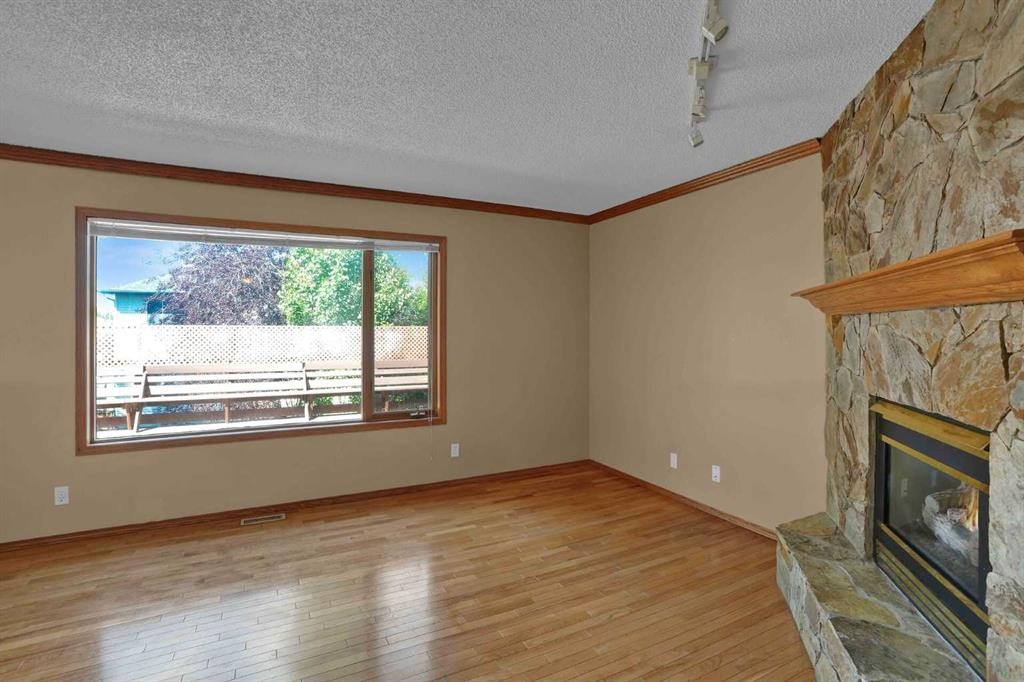 62 West Mitford Crescent, Cochrane, AB - Indoor With Fireplace