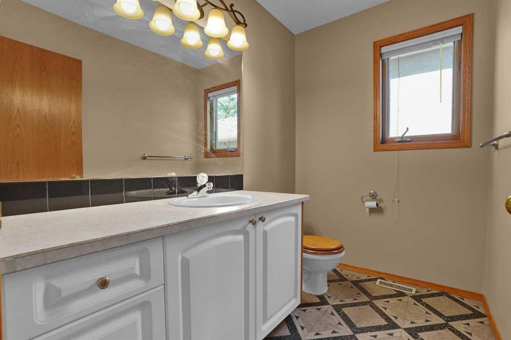 62 West Mitford Crescent, Cochrane, AB - Indoor Photo Showing Bathroom