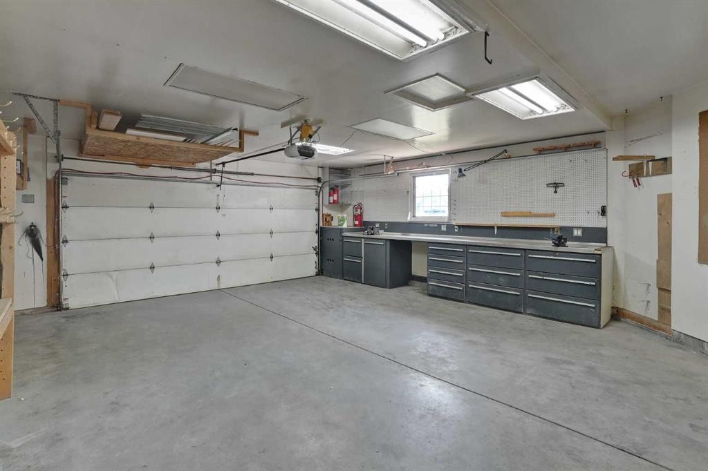 62 West Mitford Crescent, Cochrane, AB - Indoor Photo Showing Garage