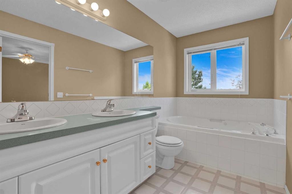 62 West Mitford Crescent, Cochrane, AB - Indoor Photo Showing Bathroom