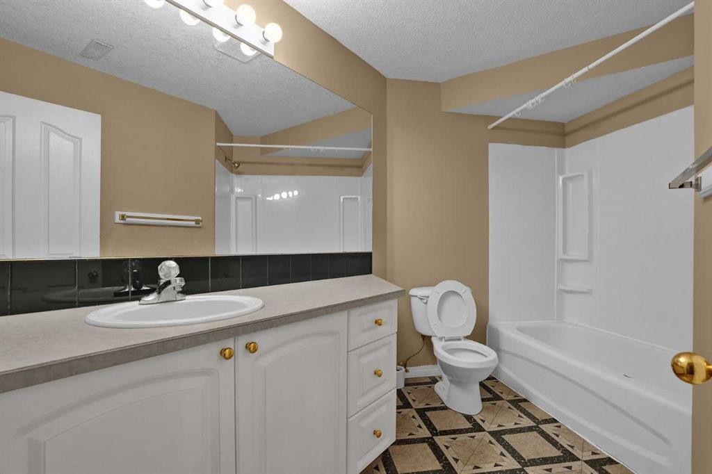 62 West Mitford Crescent, Cochrane, AB - Indoor Photo Showing Bathroom