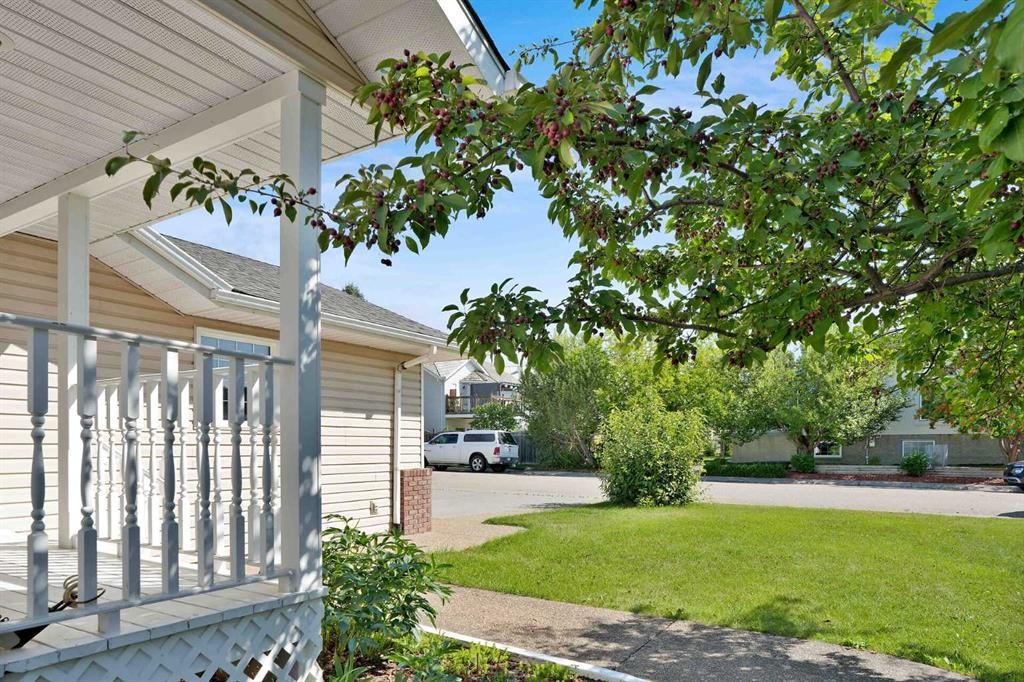 62 West Mitford Crescent, Cochrane, AB - Outdoor