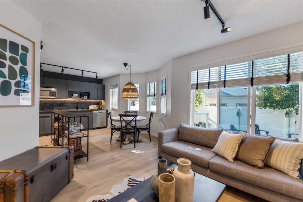 19 Everridge Villas Sw, Calgary, AB - Indoor Photo Showing Living Room