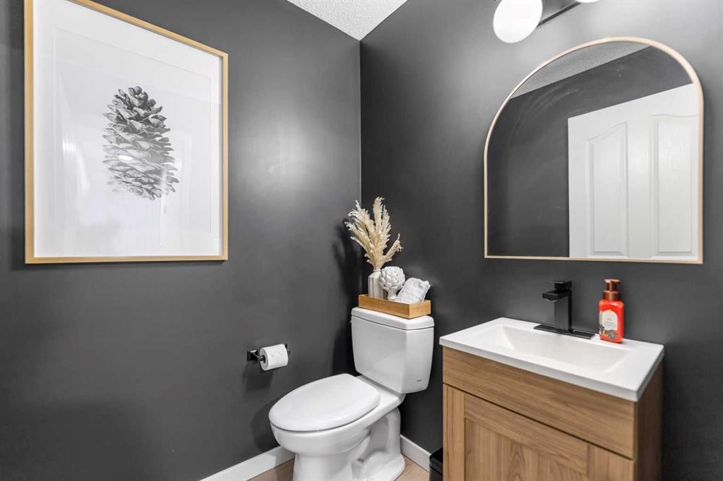 19 Everridge Villas Sw, Calgary, AB - Indoor Photo Showing Bathroom