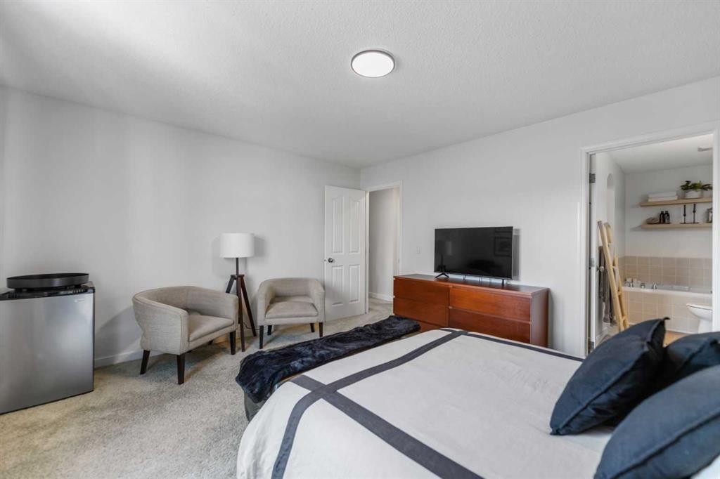 19 Everridge Villas Sw, Calgary, AB - Indoor Photo Showing Bedroom