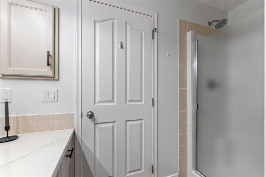 19 Everridge Villas Sw, Calgary, AB - Indoor Photo Showing Bathroom