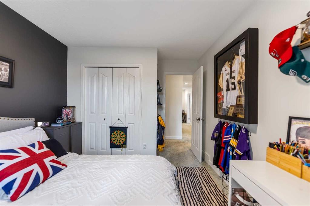 19 Everridge Villas Sw, Calgary, AB - Indoor Photo Showing Bedroom