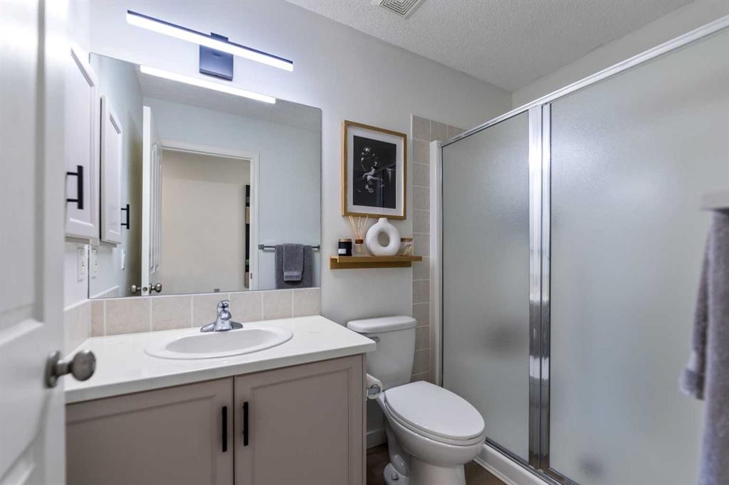 19 Everridge Villas Sw, Calgary, AB - Indoor Photo Showing Bathroom