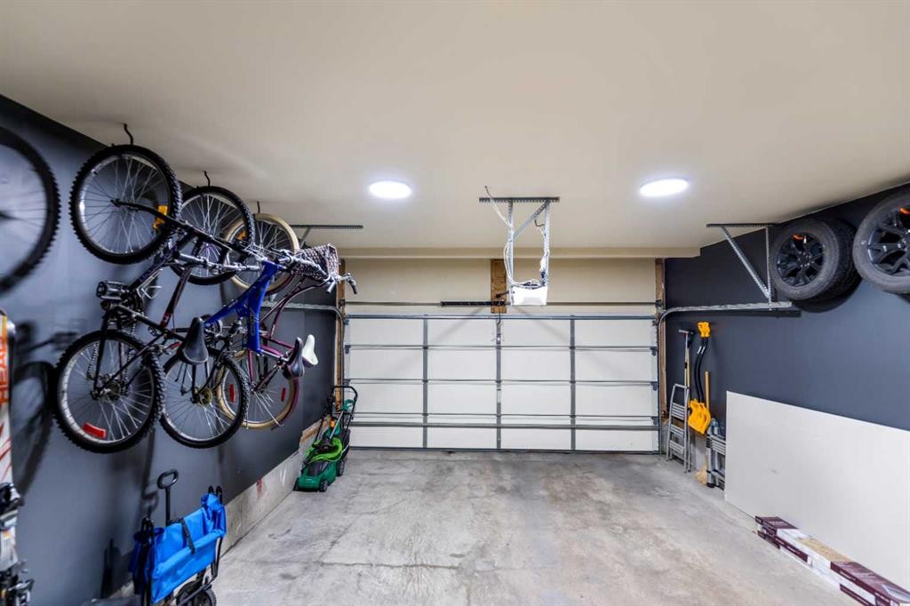 19 Everridge Villas Sw, Calgary, AB - Indoor Photo Showing Garage