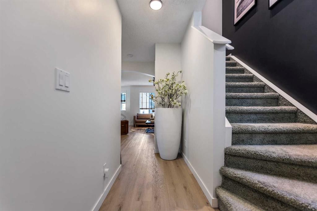 19 Everridge Villas Sw, Calgary, AB - Indoor Photo Showing Other Room