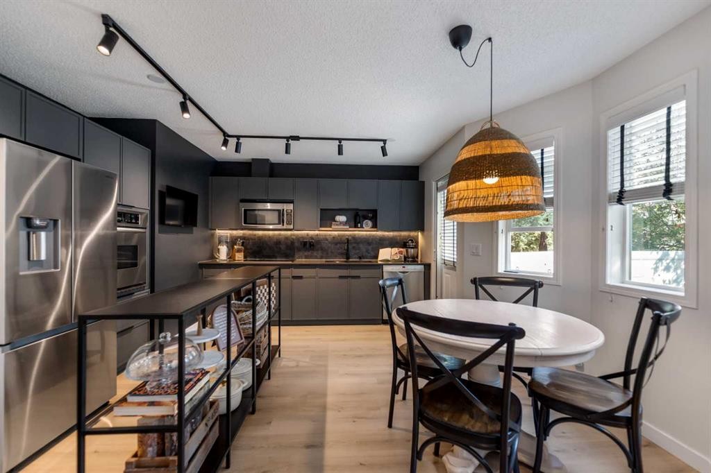 19 Everridge Villas Sw, Calgary, AB - Indoor Photo Showing Dining Room