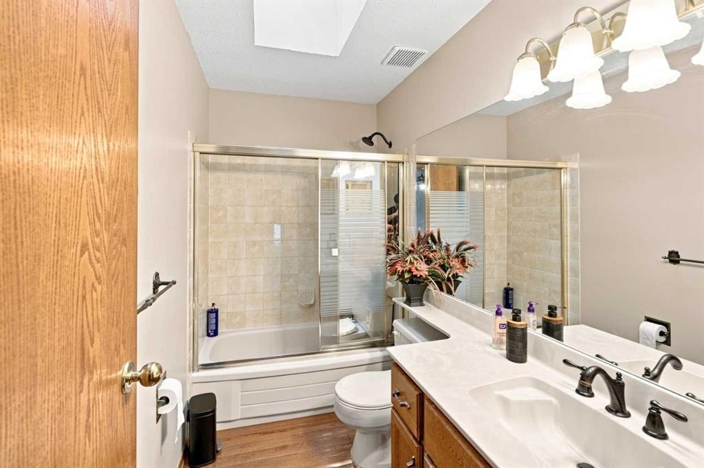 2709 Signal Hill Bay Sw, Calgary, AB - Indoor Photo Showing Bathroom