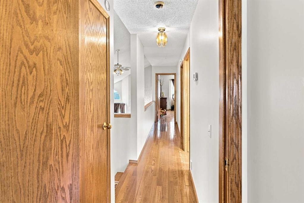 2709 Signal Hill Bay Sw, Calgary, AB - Indoor Photo Showing Other Room