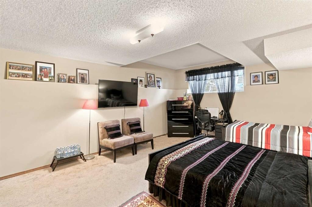 2709 Signal Hill Bay Sw, Calgary, AB - Indoor Photo Showing Bedroom