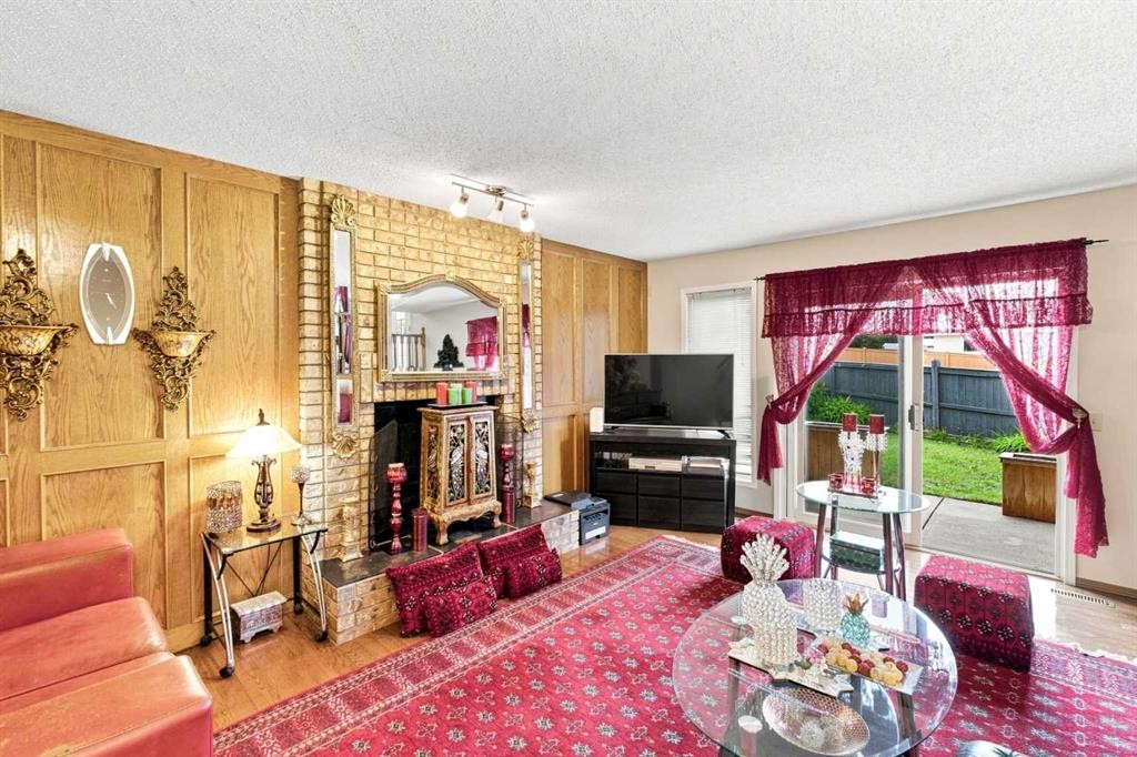 2709 Signal Hill Bay Sw, Calgary, AB - Indoor Photo Showing Living Room