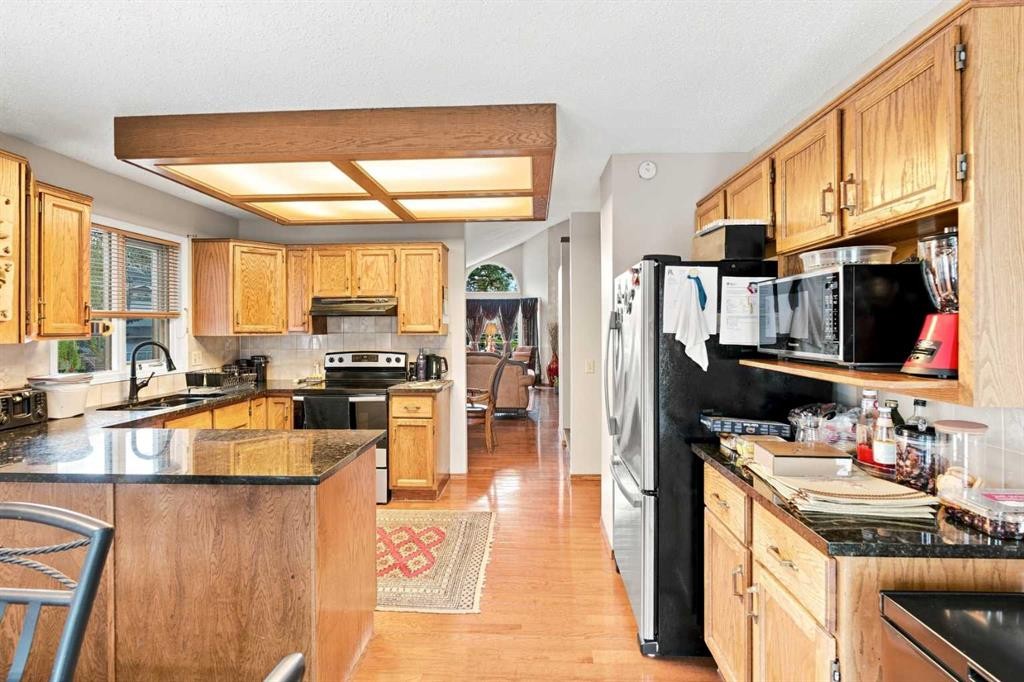2709 Signal Hill Bay Sw, Calgary, AB - Indoor Photo Showing Kitchen