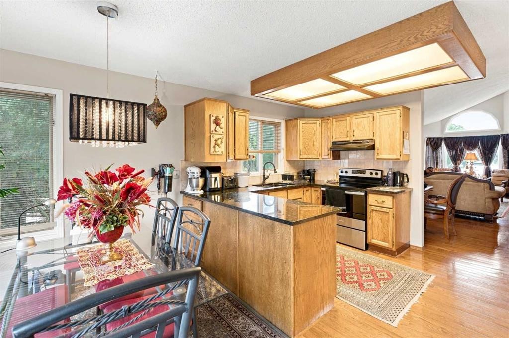 2709 Signal Hill Bay Sw, Calgary, AB - Indoor Photo Showing Kitchen