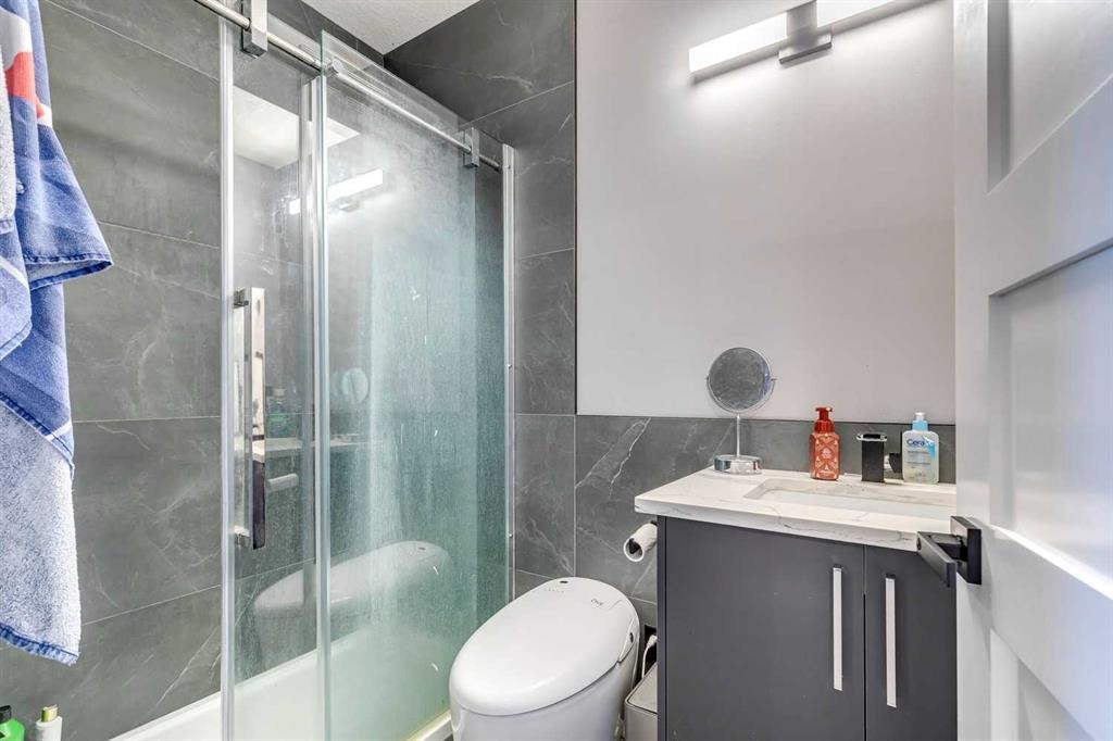 168 Rainbow Falls Heath, Chestermere, AB - Indoor Photo Showing Bathroom