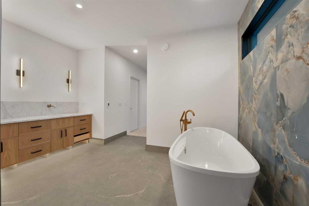 3511 34 Avenue Sw, Calgary, AB - Indoor Photo Showing Bathroom