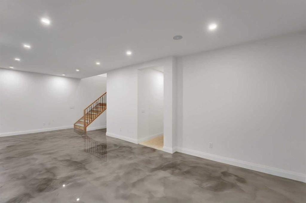 3511 34 Avenue Sw, Calgary, AB - Photo Showing Garage