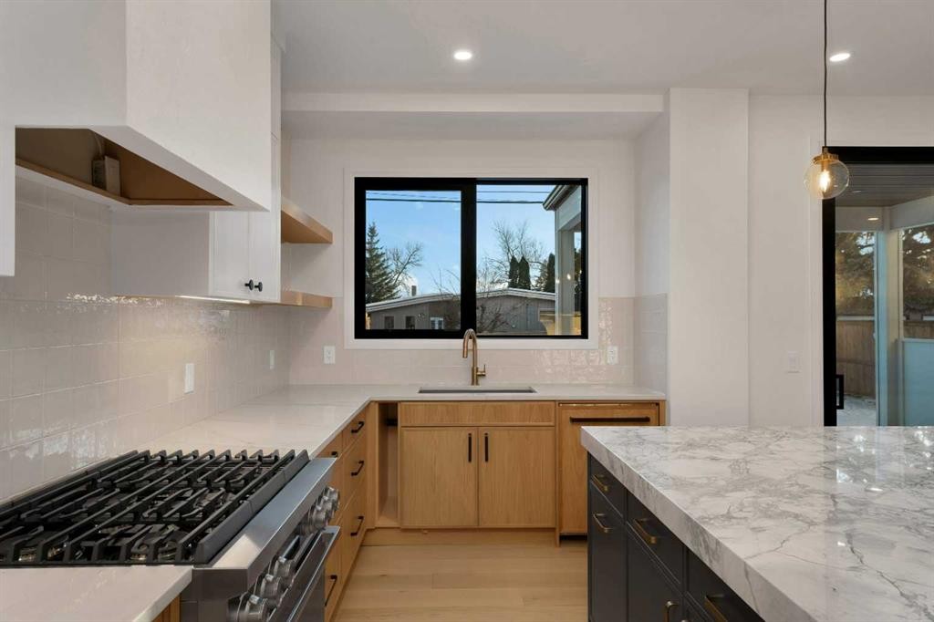 3511 34 Avenue Sw, Calgary, AB - Indoor Photo Showing Kitchen With Upgraded Kitchen