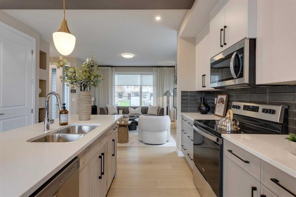 189 Cobblestone Gate Sw, Airdrie, AB - Indoor Photo Showing Kitchen With Stainless Steel Kitchen With Double Sink With Upgraded Kitchen