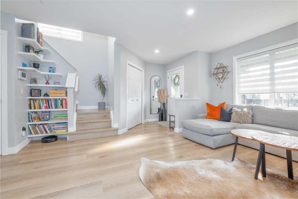 28 Copperfield Heath Se, Calgary, AB - Indoor Photo Showing Living Room